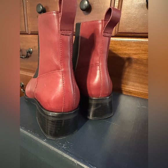 Beautiful garnet Bernardo Hayes Chelsea booties - Picture 8 of 8